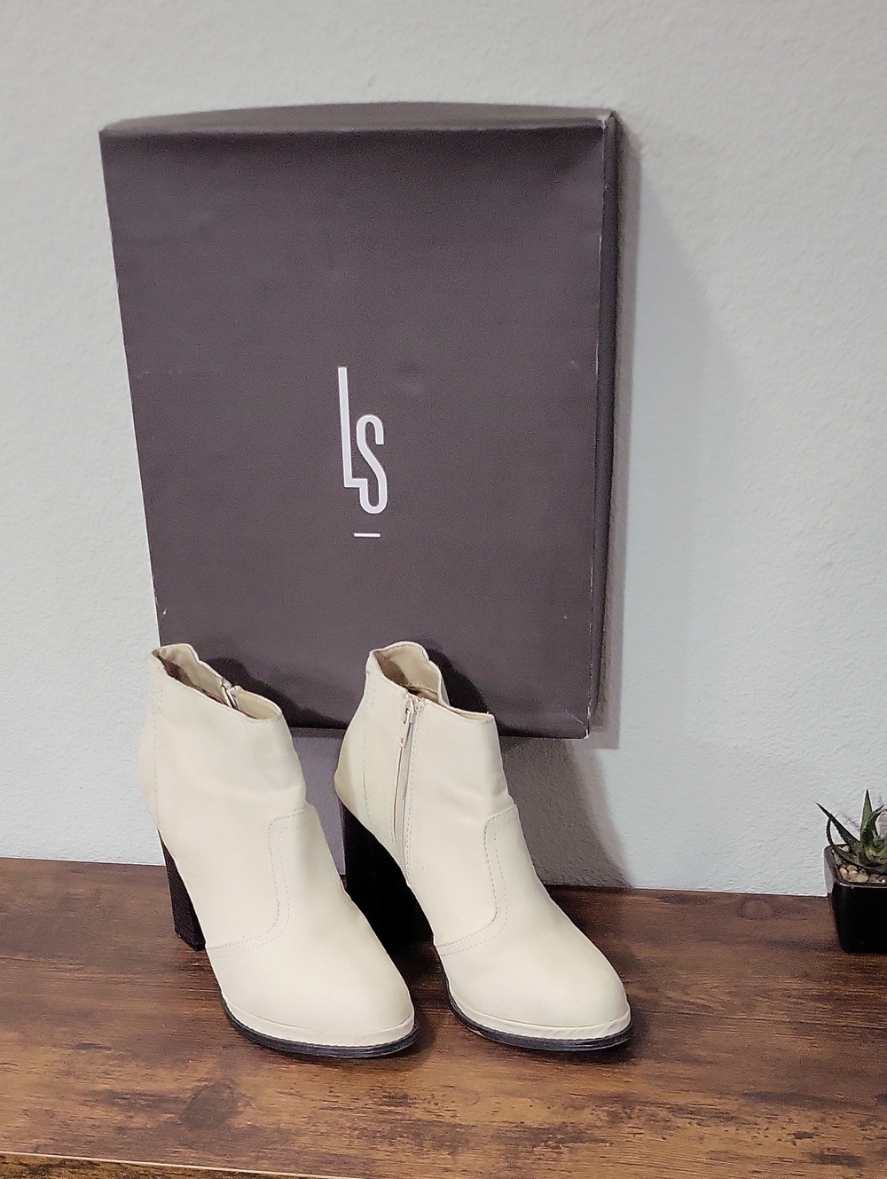 Leila Stone Cream Ankle Booties Side Zip Stacked Block Heel w/ Box Size 8.5